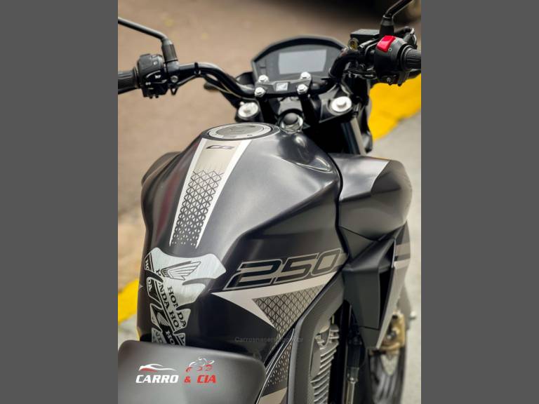 HONDA - CB 250F TWISTER - 2022/2022 - Cinza - R$ 23.500,00
