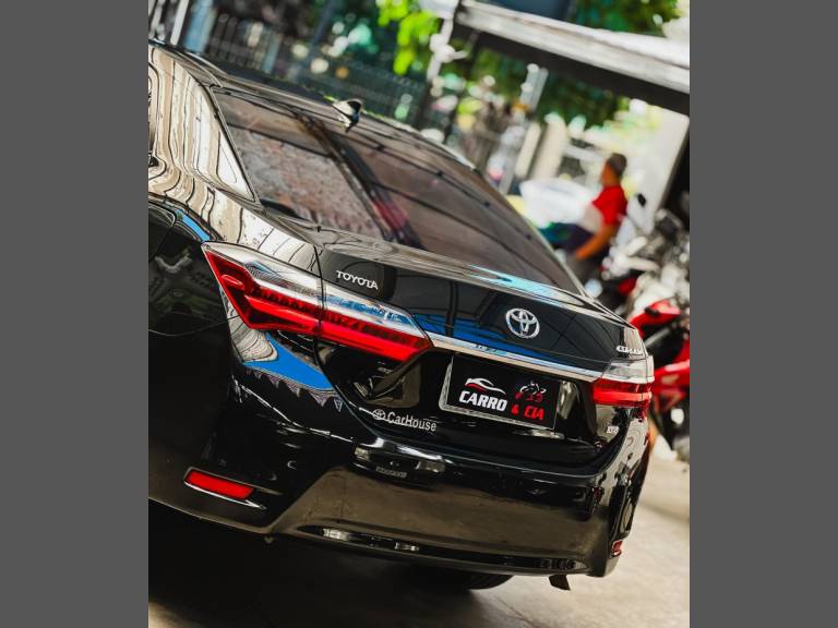 TOYOTA - COROLLA - 2018/2019 - Preta - R$ 109.900,00